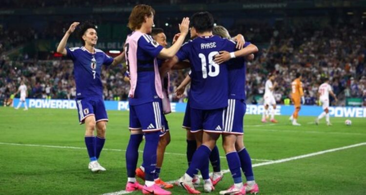 Para pemain Jepang merayakan gol ke gawang Tunisia di laga Grup F Piala Dunia 2026. (REUTERS/Daniel Becerril)