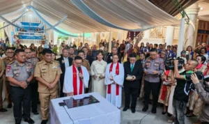 Gubernur YSK meresmikan Aula Sion GMIBM Pinogaluman dalam rangkaian membuka sidang sinode GMIBM. (dok.rm)