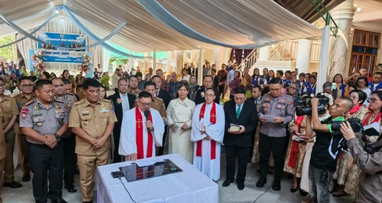 Gubernur YSK meresmikan Aula Sion GMIBM Pinogaluman dalam rangkaian membuka sidang sinode GMIBM. (dok.rm)