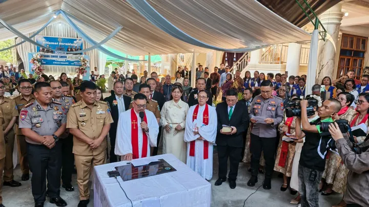 Gubernur YSK meresmikan Aula Sion GMIBM Pinogaluman dalam rangkaian membuka sidang sinode GMIBM. (dok.rm)
