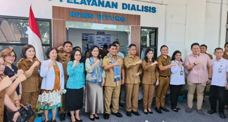 Gubernur YSK didampingi Ketua TP-PKK resmikan ruang pelayanan hemodialisis RSMN Bitung. (dok.RM)