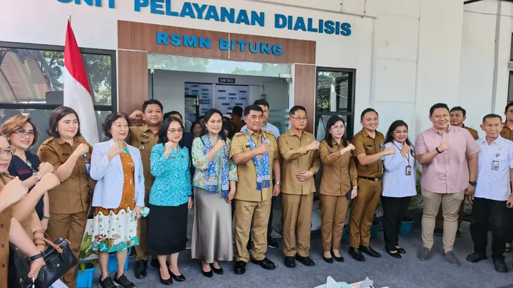Gubernur YSK didampingi Ketua TP-PKK resmikan ruang pelayanan hemodialisis RSMN Bitung. (dok.RM)