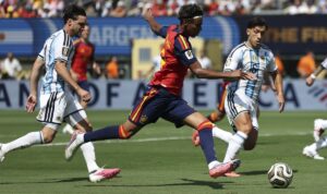 Penyerang Timnas Spanyol Lamine Yamal (tengah) bertanding dalam pertandingan final Piala Dunia 2026 antara Spanyol vs Argentina di Stadion New York New Jersey, Amerika Serikat, Senin (20/7/2026) dini hari WIB. (Xinhua/Li Ming)