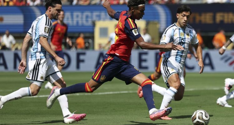 Penyerang Timnas Spanyol Lamine Yamal (tengah) bertanding dalam pertandingan final Piala Dunia 2026 antara Spanyol vs Argentina di Stadion New York New Jersey, Amerika Serikat, Senin (20/7/2026) dini hari WIB. (Xinhua/Li Ming)