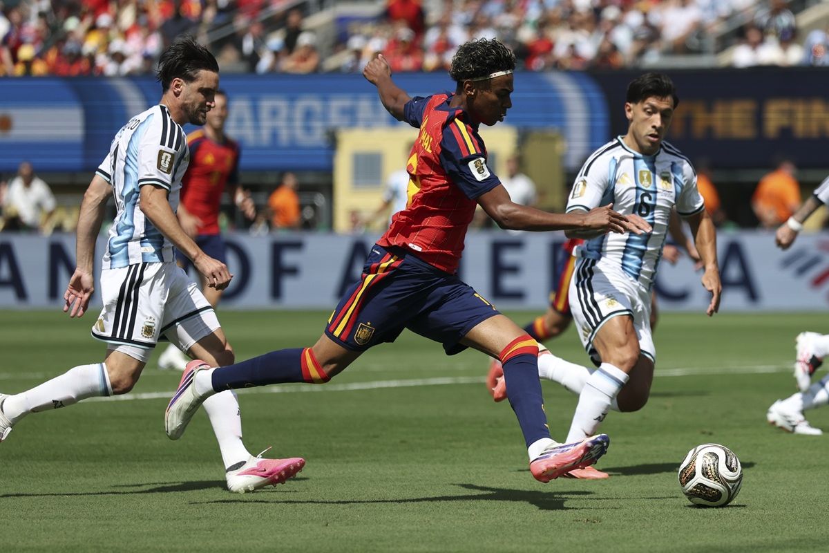 Penyerang Timnas Spanyol Lamine Yamal (tengah) bertanding dalam pertandingan final Piala Dunia 2026 antara Spanyol vs Argentina di Stadion New York New Jersey, Amerika Serikat, Senin (20/7/2026) dini hari WIB. (Xinhua/Li Ming)