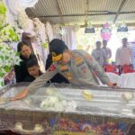Kapolda Sulut Irjen Pol Roycke Langie saat melayat di Rumah Duka