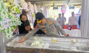 Kapolda Sulut Irjen Pol Roycke Langie saat melayat di Rumah Duka