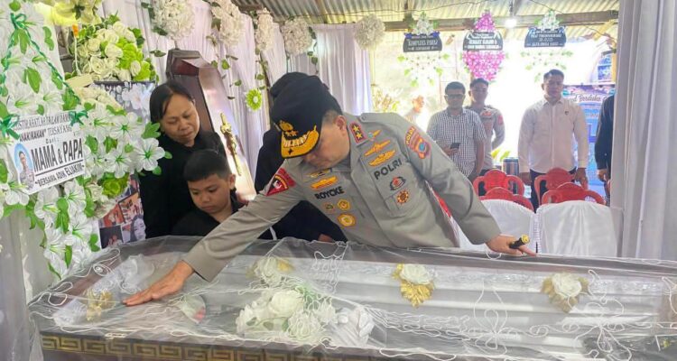 Kapolda Sulut Irjen Pol Roycke Langie saat melayat di Rumah Duka
