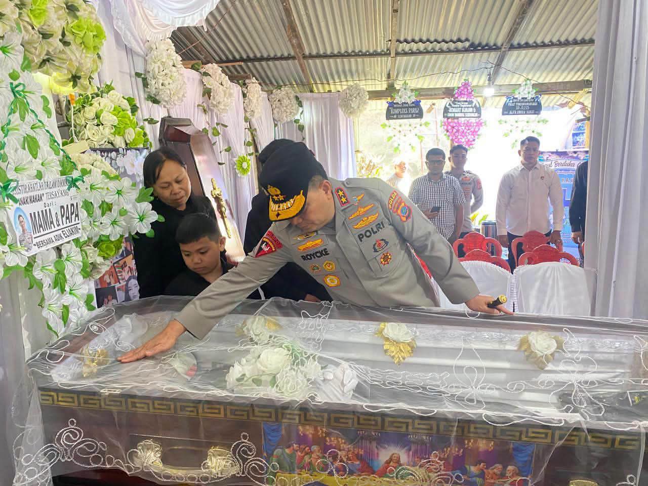 Kapolda Sulut Irjen Pol Roycke Langie saat melayat di Rumah Duka