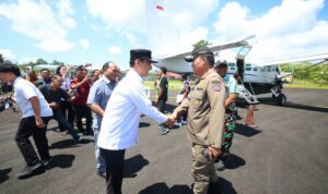 Gubernur Yulius Selvanus saat tiba di Talaud disambut Bupati Talaud Welly Titah. (dok.ist)
