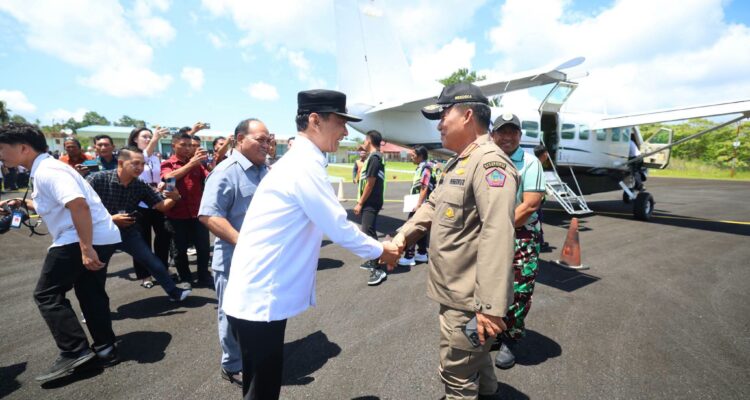 Gubernur Yulius Selvanus saat tiba di Talaud disambut Bupati Talaud Welly Titah. (dok.ist)