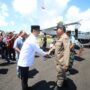 Gubernur Yulius Selvanus saat tiba di Talaud disambut Bupati Talaud Welly Titah. (dok.ist)