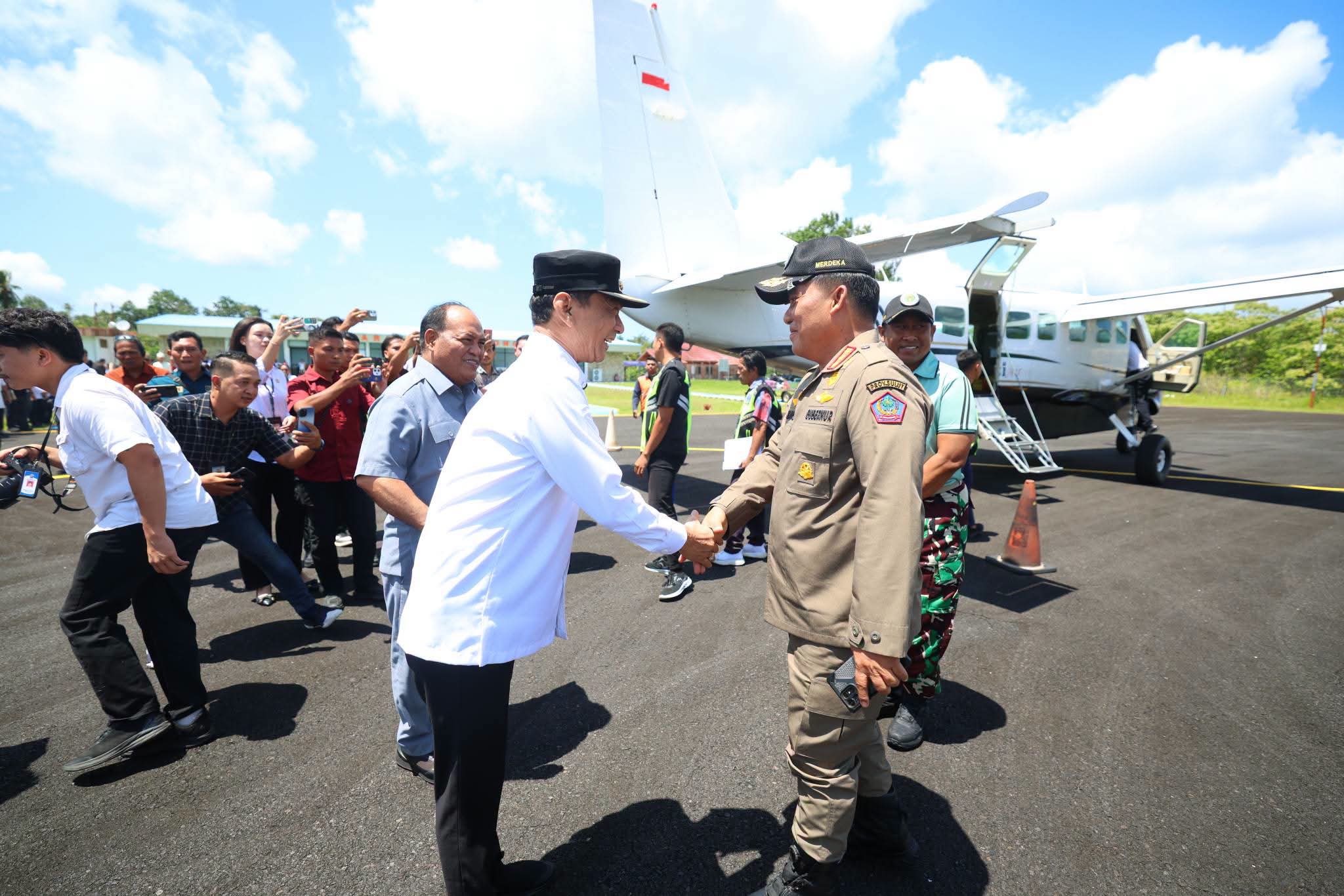 Gubernur Yulius Selvanus saat tiba di Talaud disambut Bupati Talaud Welly Titah. (dok.ist)