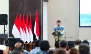 FB_IMG_1784363081060 Gubernur saat memberikan pengarahan kepada pejabat administrator dan pejabat fungsional ahli madya di Aula Mapalus, Kantor Gubernur Sulawesi Utara, Jumat (17/7/2026)