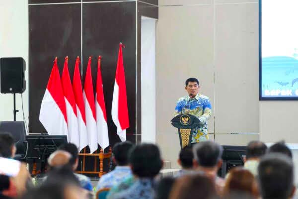 Gubernur saat memberikan pengarahan kepada pejabat administrator dan pejabat fungsional ahli madya di Aula Mapalus, Kantor Gubernur Sulawesi Utara, Jumat (17/7/2026)