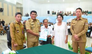 FB_IMG_1784628957440 Gubernur YSK menyerahkan dokumen kependudukan secara simbolis pada acara Pencatatan Perkawinan Massal Pemprov Sulut di Aula Mapalus, Manado, Selasa (21/7/2026)