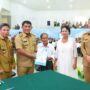 Gubernur YSK menyerahkan dokumen kependudukan secara simbolis pada acara Pencatatan Perkawinan Massal Pemprov Sulut di Aula Mapalus, Manado, Selasa (21/7/2026)