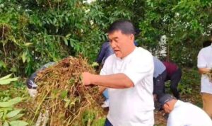 FB_IMG_1784967050714 Gubernur saat membersihkan sampah di lokasi Fesbudaton