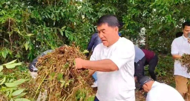 Gubernur saat membersihkan sampah di lokasi Fesbudaton