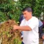 Gubernur saat membersihkan sampah di lokasi Fesbudaton