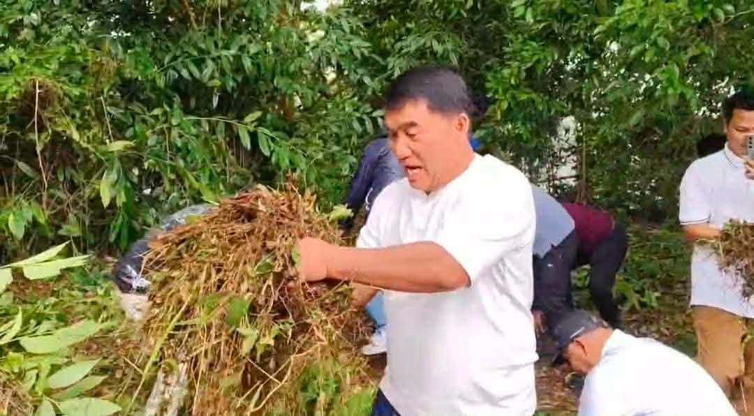 Gubernur saat membersihkan sampah di lokasi Fesbudaton