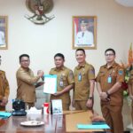 Surat keputusan Plt diserahkan Gubernur melalui Sekretaris Daerah Provinsi Sulawesi Utara, Tahlis Gallang, S.IP., M.M., di Ruang Kerja Sekretaris Daerah, Selasa (21/7/2026).