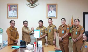 IMG-20260721-WA0025 Surat keputusan Plt diserahkan Gubernur melalui Sekretaris Daerah Provinsi Sulawesi Utara, Tahlis Gallang, S.IP., M.M., di Ruang Kerja Sekretaris Daerah, Selasa (21/7/2026).