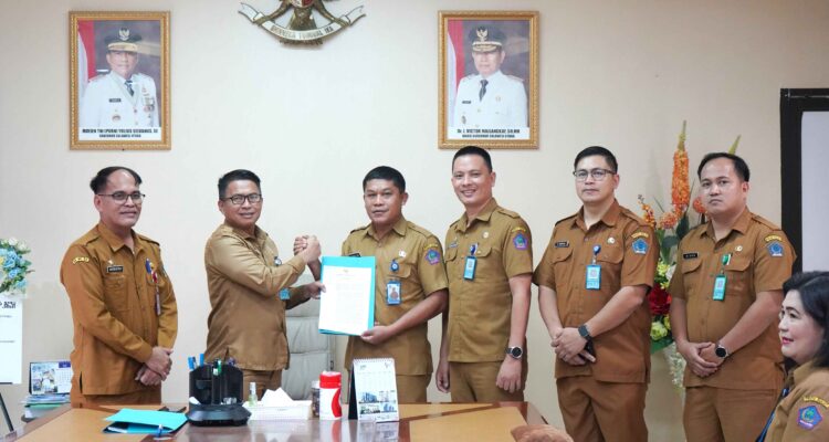 Surat keputusan Plt diserahkan Gubernur melalui Sekretaris Daerah Provinsi Sulawesi Utara, Tahlis Gallang, S.IP., M.M., di Ruang Kerja Sekretaris Daerah, Selasa (21/7/2026).