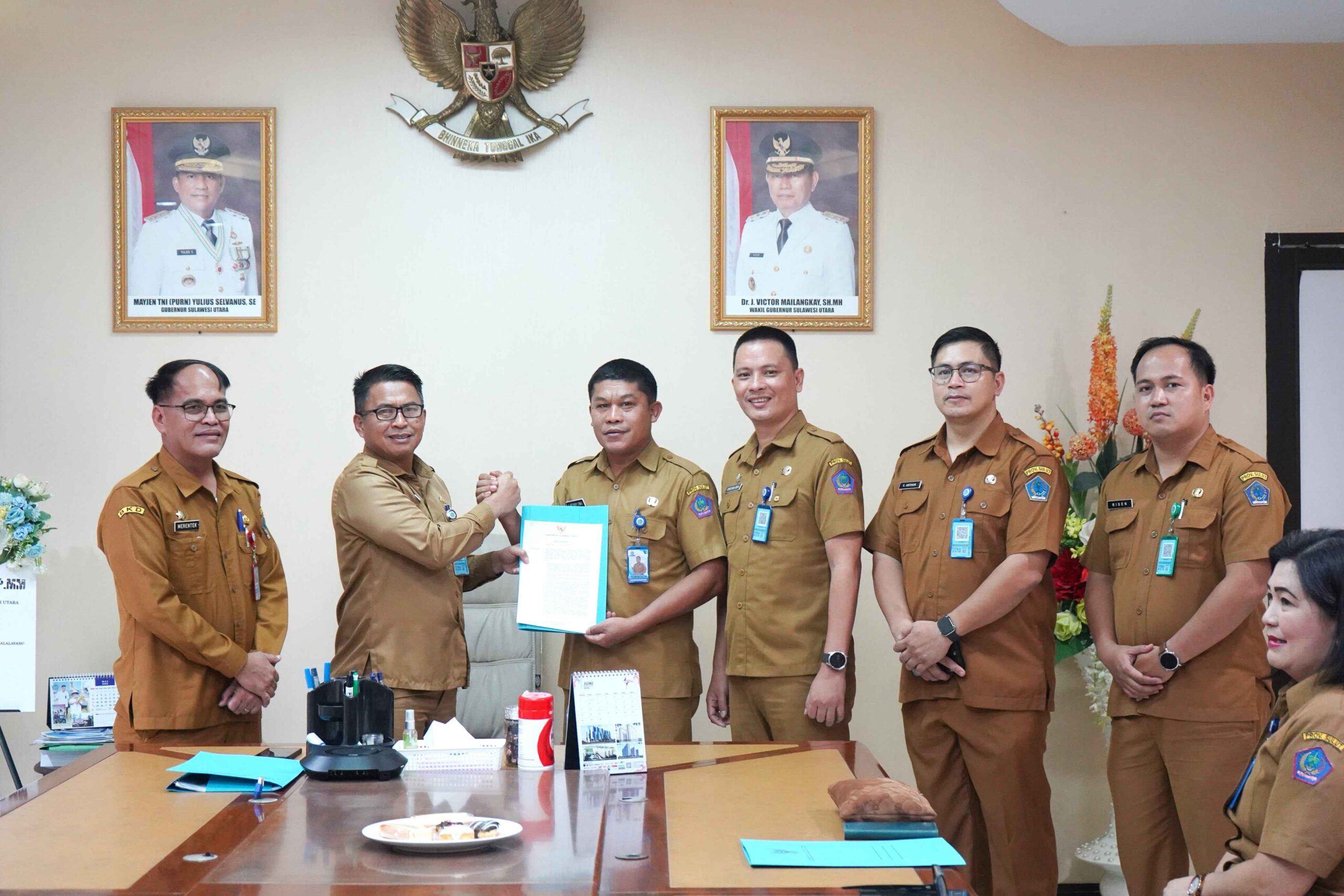 Surat keputusan Plt diserahkan Gubernur melalui Sekretaris Daerah Provinsi Sulawesi Utara, Tahlis Gallang, S.IP., M.M., di Ruang Kerja Sekretaris Daerah, Selasa (21/7/2026).