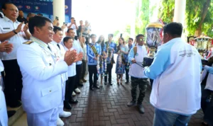 Gubernur Sulawesi Utara, Mayjen TNI (Purn) Yulius Selvanus SE didampingi Wakil Gubernur Dr J Victor Mailangkay SH MH, saat menyambut haru kedatangan Piala Bergilir Presiden RI yang berhasil diboyong Kontingen LPPD Sulut sebagai Juara Umum Pesparawi Nasional XIV 2026 di Graha Gubernuran Bumi Beringin, Manado, Rabu (1/7/2026). (dok.istimewa)