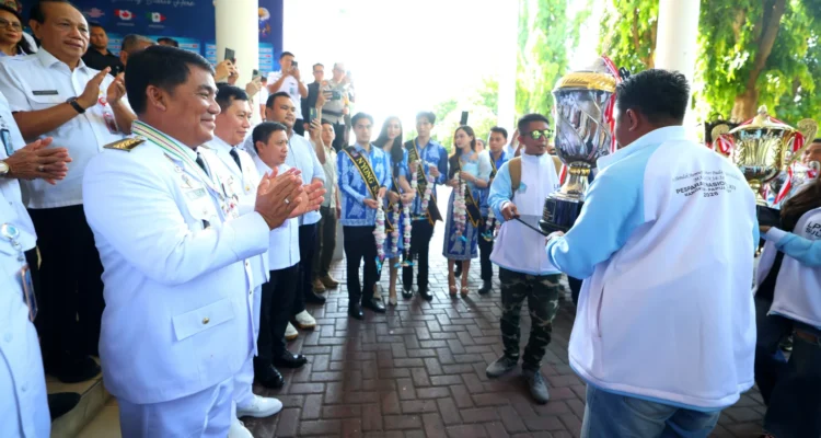 Gubernur Sulawesi Utara, Mayjen TNI (Purn) Yulius Selvanus SE didampingi Wakil Gubernur Dr J Victor Mailangkay SH MH, saat menyambut haru kedatangan Piala Bergilir Presiden RI yang berhasil diboyong Kontingen LPPD Sulut sebagai Juara Umum Pesparawi Nasional XIV 2026 di Graha Gubernuran Bumi Beringin, Manado, Rabu (1/7/2026). (dok.istimewa)