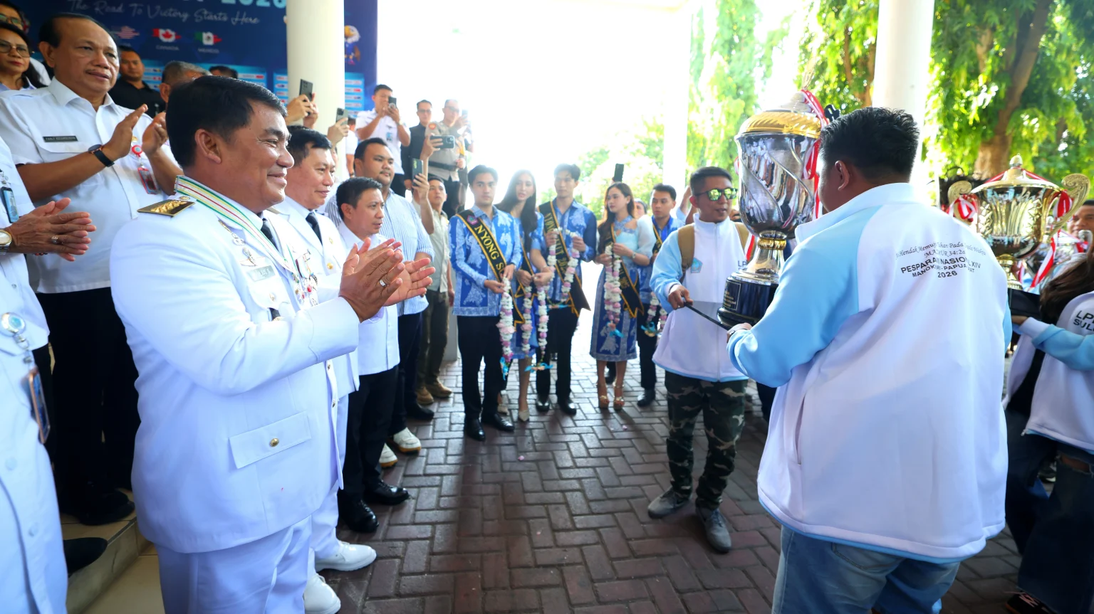 Gubernur Sulawesi Utara, Mayjen TNI (Purn) Yulius Selvanus SE didampingi Wakil Gubernur Dr J Victor Mailangkay SH MH, saat menyambut haru kedatangan Piala Bergilir Presiden RI yang berhasil diboyong Kontingen LPPD Sulut sebagai Juara Umum Pesparawi Nasional XIV 2026 di Graha Gubernuran Bumi Beringin, Manado, Rabu (1/7/2026). (dok.istimewa)