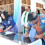 Penandatanganan prasasti Peresmian Gedung Pastori III GMIM Eben Haezer Bumi Beringin, Manado, Minggu (5/7/2026). Gubernur YSK juga sekaligus meresmikan Gedung Anugerah Taman Kanak-Kanak GMIM Eben Haezer.