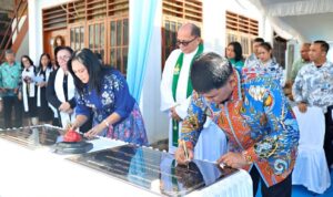 Penandatanganan prasasti Peresmian Gedung Pastori III GMIM Eben Haezer Bumi Beringin, Manado, Minggu (5/7/2026). Gubernur YSK juga sekaligus meresmikan Gedung Anugerah Taman Kanak-Kanak GMIM Eben Haezer.