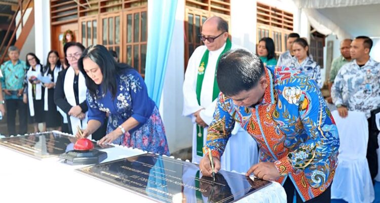 Penandatanganan prasasti Peresmian Gedung Pastori III GMIM Eben Haezer Bumi Beringin, Manado, Minggu (5/7/2026). Gubernur YSK juga sekaligus meresmikan Gedung Anugerah Taman Kanak-Kanak GMIM Eben Haezer.
