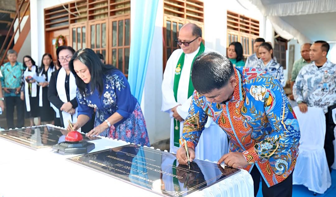 Penandatanganan prasasti Peresmian Gedung Pastori III GMIM Eben Haezer Bumi Beringin, Manado, Minggu (5/7/2026). Gubernur YSK juga sekaligus meresmikan Gedung Anugerah Taman Kanak-Kanak GMIM Eben Haezer.