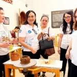 ‎Ketua TP PKK Sulut, Ny. Anik Yulius Selvanus (tengah), saat berdialog dan membedah kiat pengembangan serta pemasaran UMKM di MuseumKu Gerabah Timbul Raharjo, Kasongan, Yogyakarta, Senin (13/7/2026). (Foto: Dok. Istimewa)