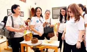 IMG_20260714_122347-1536x863 Ketua TP PKK Sulut, Ny. Anik Yulius Selvanus (tengah), saat berdialog dan membedah kiat pengembangan serta pemasaran UMKM di MuseumKu Gerabah Timbul Raharjo, Kasongan, Yogyakarta, Senin (13/7/2026). (Foto: Dok. Istimewa)