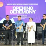 Gubernur Yulius saat membuka secara resmi Pesta Seni Remaja (PSR) Sinode Gereja Masehi Injili di Minahasa (GMIM) 2026 di Aula Mapalus Kantor Gubernur Sulut, Selasa (28/7/2026) malam.