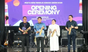 Gubernur Yulius saat membuka secara resmi Pesta Seni Remaja (PSR) Sinode Gereja Masehi Injili di Minahasa (GMIM) 2026 di Aula Mapalus Kantor Gubernur Sulut, Selasa (28/7/2026) malam.