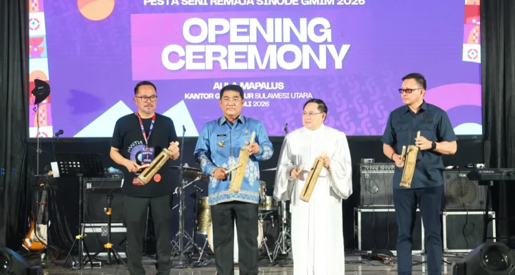 Gubernur Yulius saat membuka secara resmi Pesta Seni Remaja (PSR) Sinode Gereja Masehi Injili di Minahasa (GMIM) 2026 di Aula Mapalus Kantor Gubernur Sulut, Selasa (28/7/2026) malam.