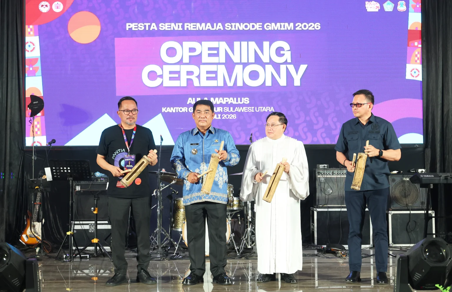 Gubernur Yulius saat membuka secara resmi Pesta Seni Remaja (PSR) Sinode Gereja Masehi Injili di Minahasa (GMIM) 2026 di Aula Mapalus Kantor Gubernur Sulut, Selasa (28/7/2026) malam.