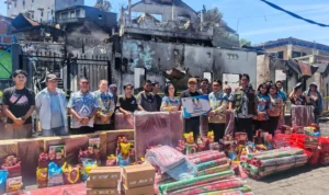 Pemprov Sulut menyalurkan bantuan kemanusiaan darurat bagi korban kebakaran di kawasan Asrama Gabungan Pakowa (Asgap) Manado. (dok: Istimewa)