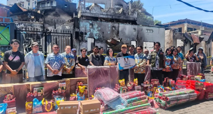 Pemprov Sulut menyalurkan bantuan kemanusiaan darurat bagi korban kebakaran di kawasan Asrama Gabungan Pakowa (Asgap) Manado. (dok: Istimewa)