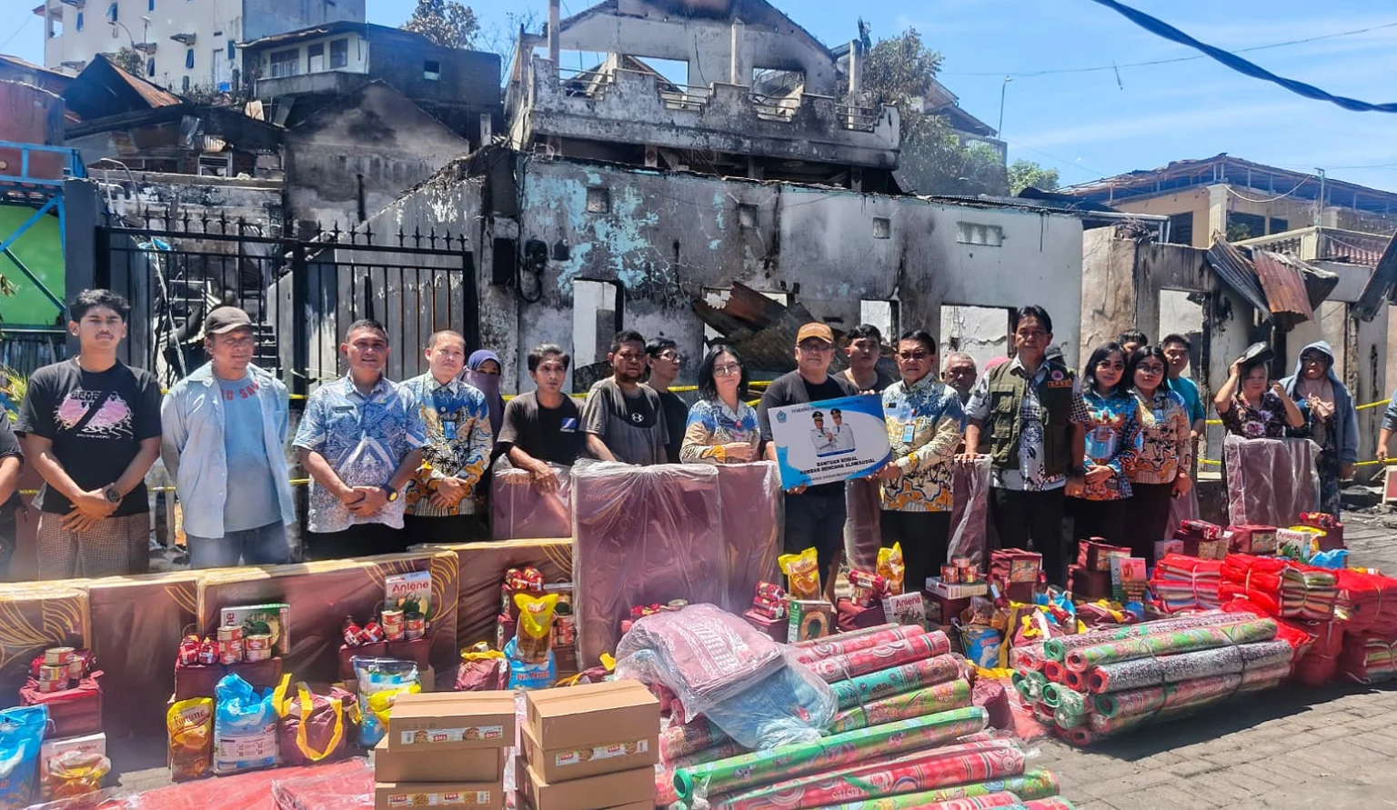 Pemprov Sulut menyalurkan bantuan kemanusiaan darurat bagi korban kebakaran di kawasan Asrama Gabungan Pakowa (Asgap) Manado. (dok: Istimewa)