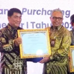 Gubernur Sulut, Mayjen TNI (Purn) Yulius Selvanus SE, secara resmi menerima penghargaan LKPP RI di Grand Ballroom JIExpo Kemayoran, Jakarta, Kamis (30/7/2026). (dok: Istimewa)