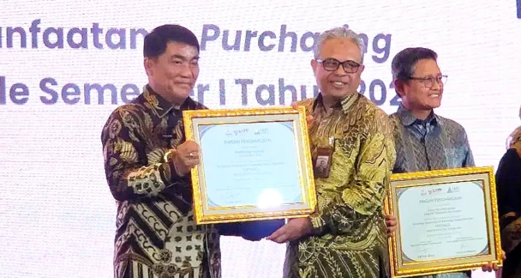 Gubernur Sulut, Mayjen TNI (Purn) Yulius Selvanus SE, secara resmi menerima penghargaan LKPP RI di Grand Ballroom JIExpo Kemayoran, Jakarta, Kamis (30/7/2026). (dok: Istimewa)