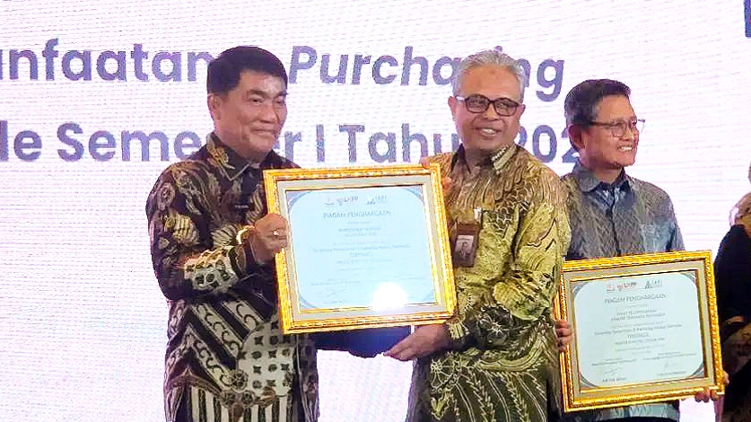 Gubernur Sulut, Mayjen TNI (Purn) Yulius Selvanus SE, secara resmi menerima penghargaan LKPP RI di Grand Ballroom JIExpo Kemayoran, Jakarta, Kamis (30/7/2026). (dok: Istimewa)