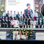 ‎Monica Tambajong foto bersama dengan para Finalis Nyong Nona Manado 2026, di Aula Kantor Walikota Manado, Jumat (3/7/2026).