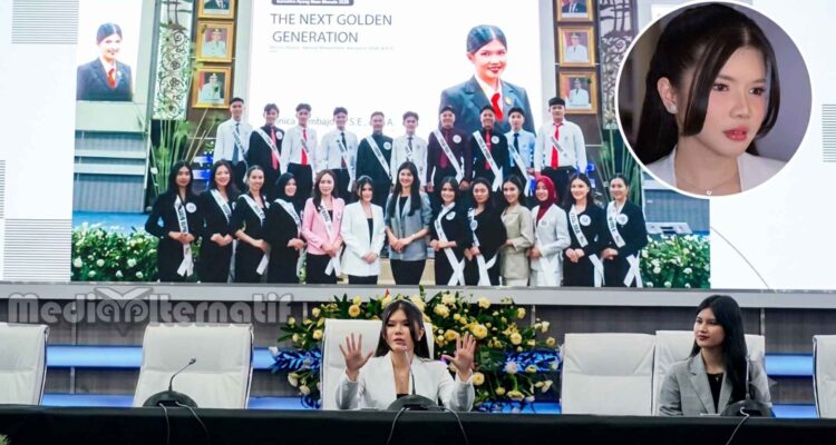 ‎Monica Tambajong foto bersama dengan para Finalis Nyong Nona Manado 2026, di Aula Kantor Walikota Manado, Jumat (3/7/2026).